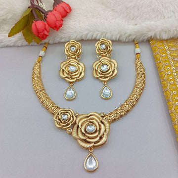 Floral Hasadi Choker Necklace Set: Indian Bridal Jewelry with Green Teardrop Stones